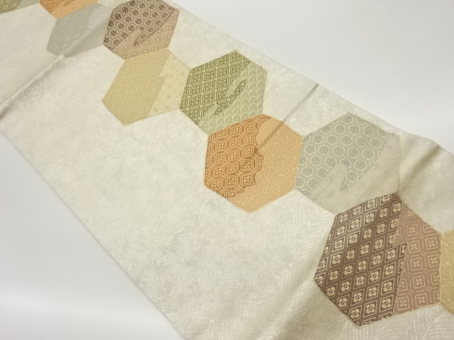 亀甲に古典柄模様織出し開き名古屋帯（額縁仕立て）